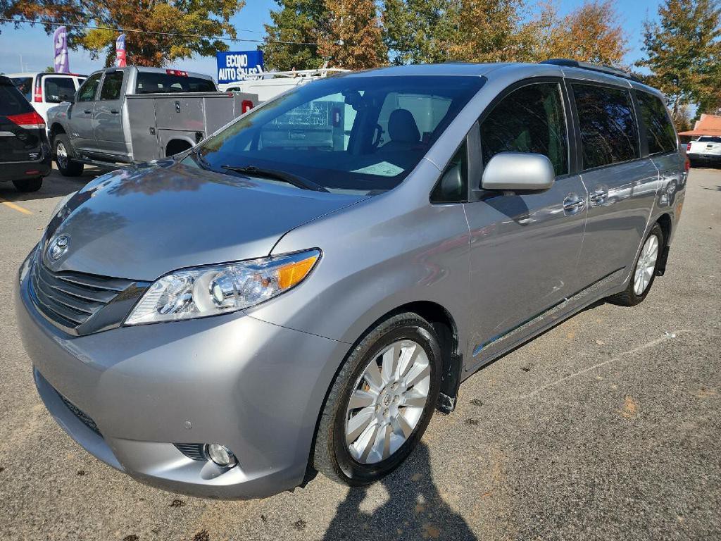 2012 Toyota Sienna Image 1