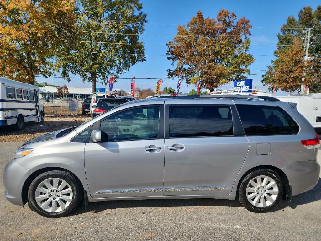 2012 Toyota Sienna Image 2
