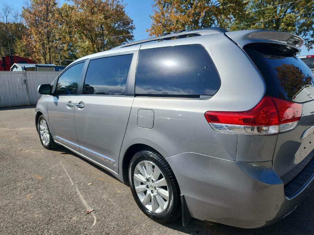 2012 Toyota Sienna Image 3