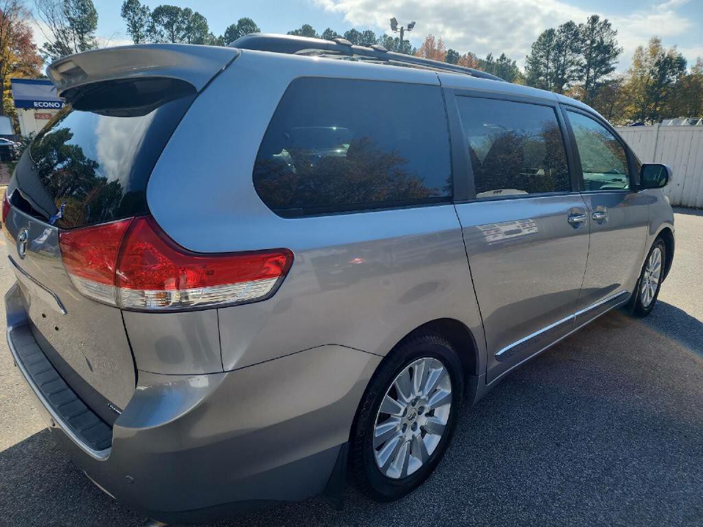 2012 Toyota Sienna Image 6