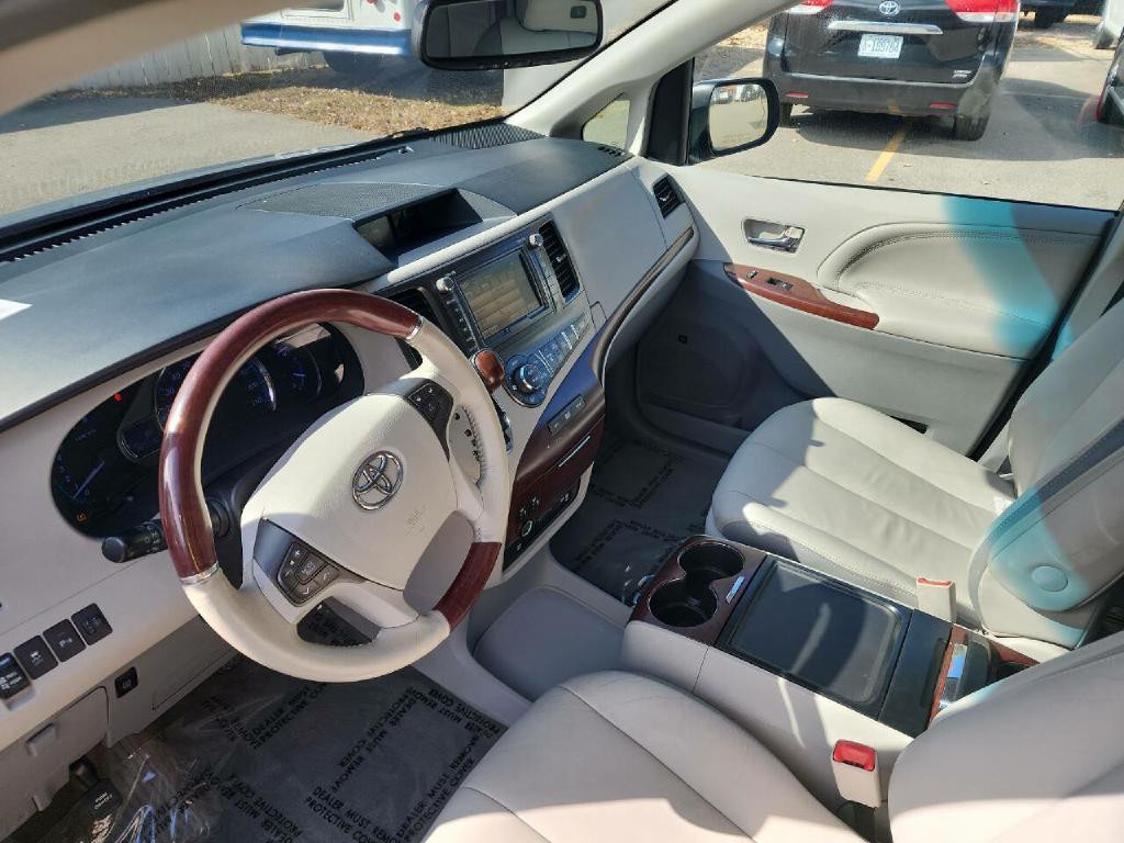 2012 Toyota Sienna Image 9
