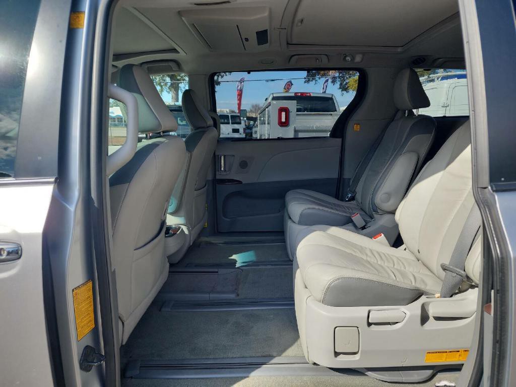 2012 Toyota Sienna Image 10