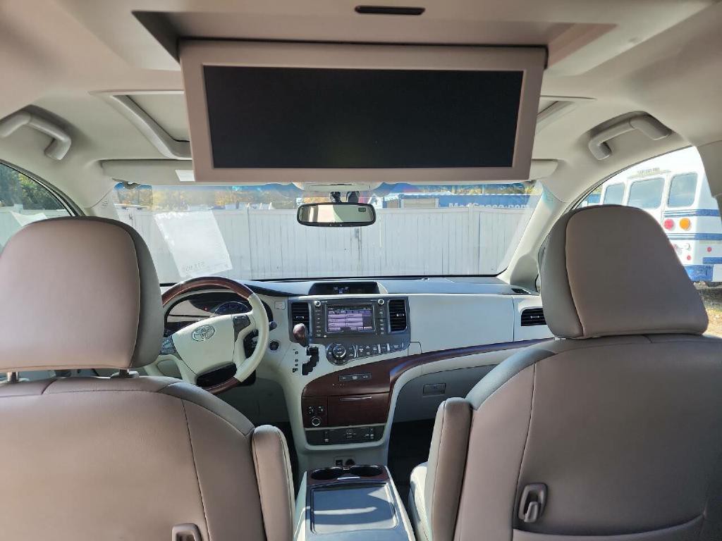 2012 Toyota Sienna Image 11