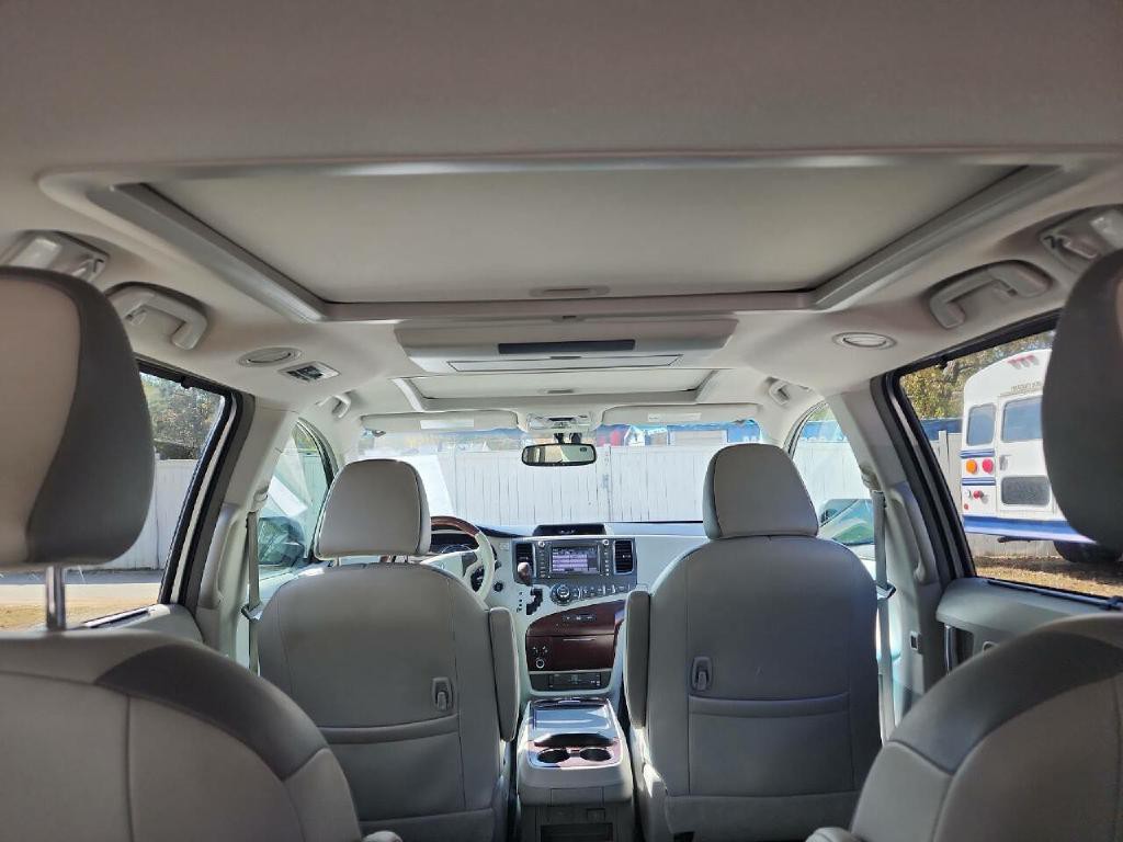 2012 Toyota Sienna Image 13