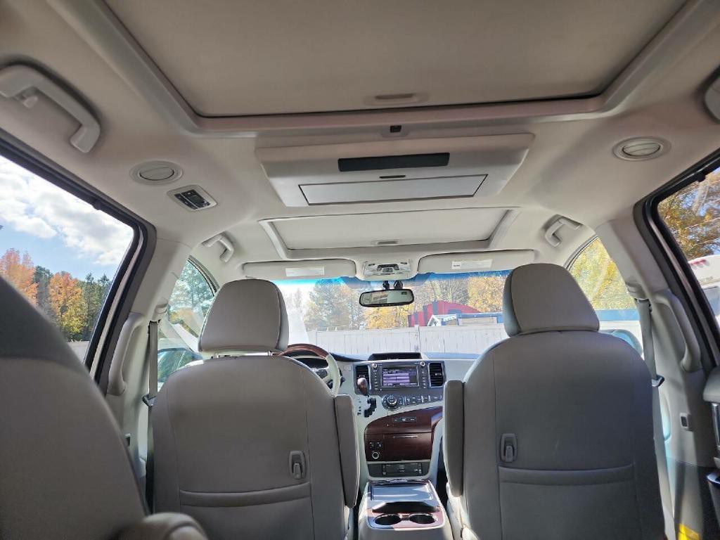 2012 Toyota Sienna Image 14