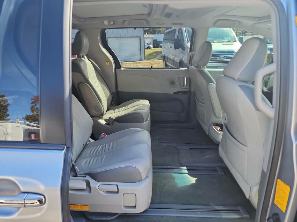 2012 Toyota Sienna Image 15