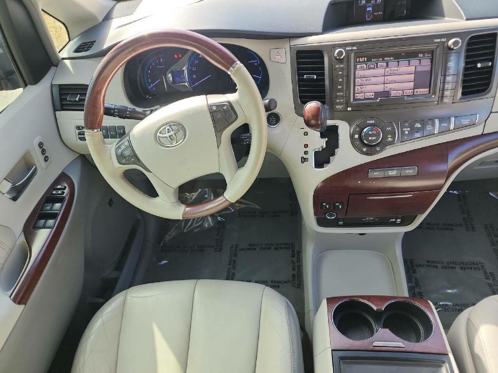 2012 Toyota Sienna Image 16