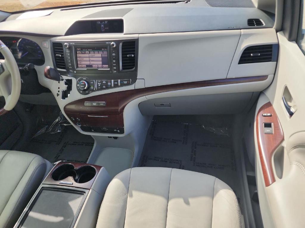 2012 Toyota Sienna Image 17