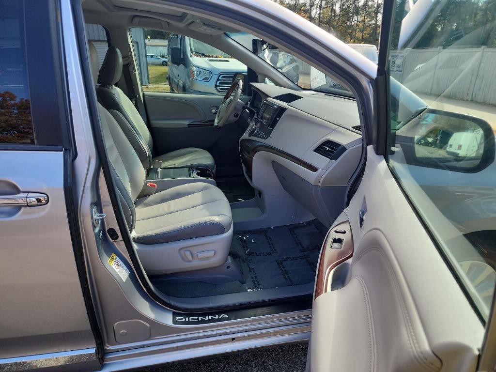 2012 Toyota Sienna Image 18