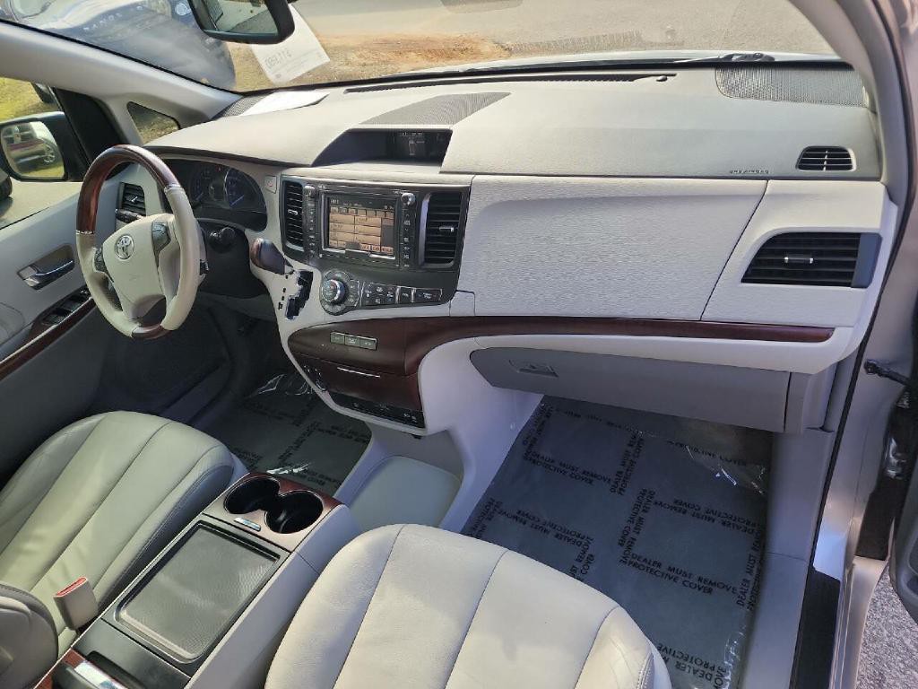 2012 Toyota Sienna Image 19