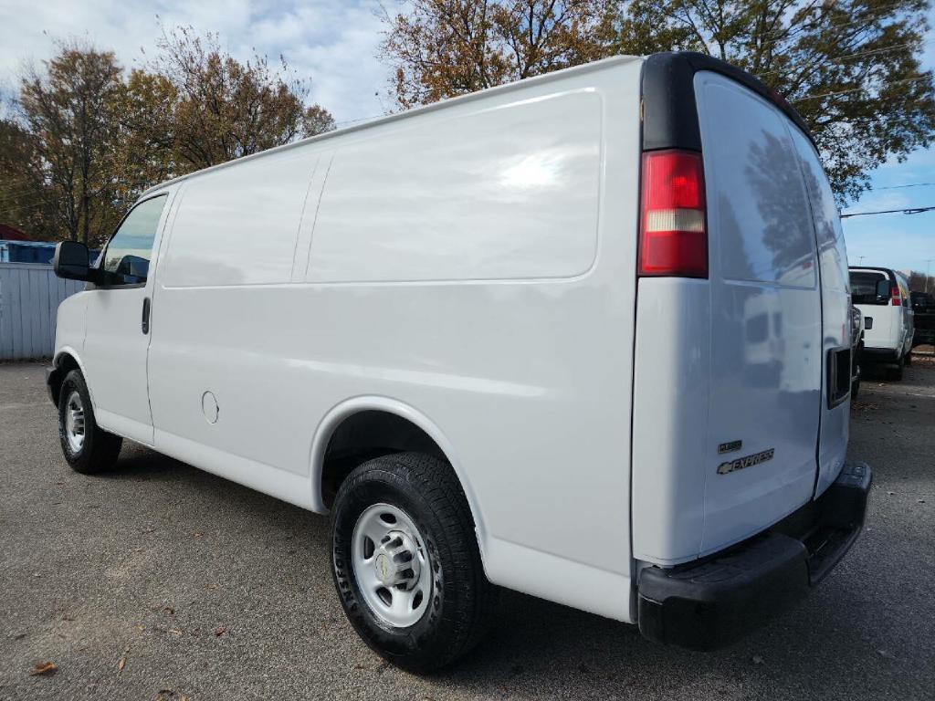 2010 Chevrolet Express Image 3
