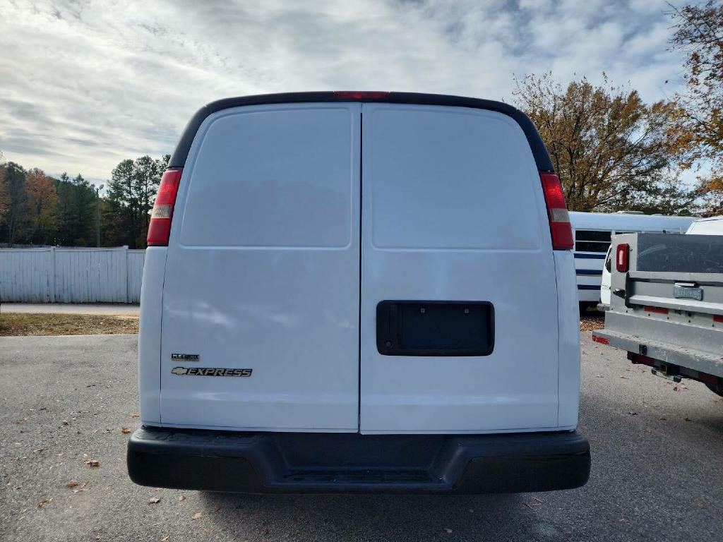 2010 Chevrolet Express Image 4