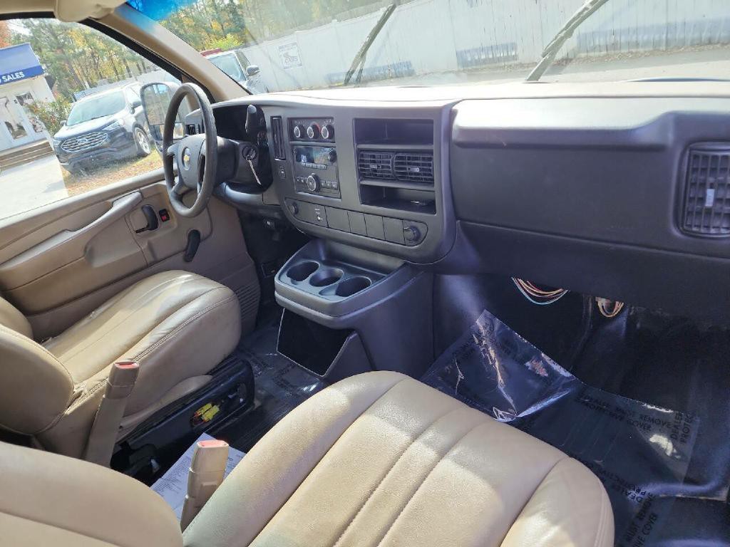 2010 Chevrolet Express Image 12