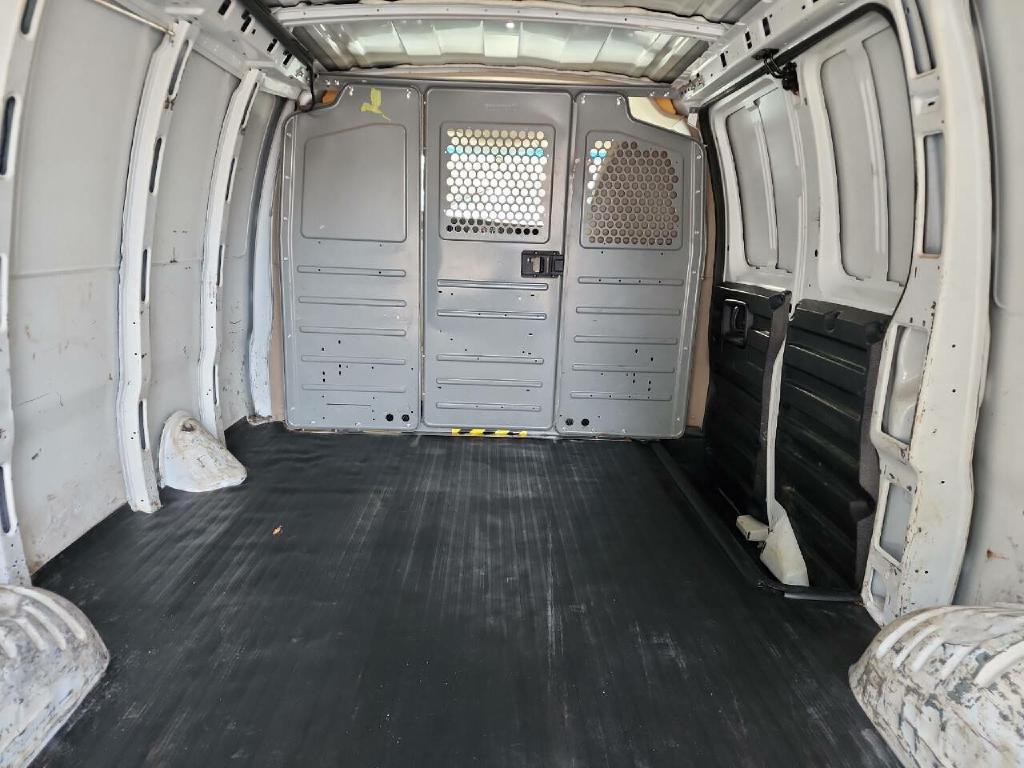 2010 Chevrolet Express Image 16