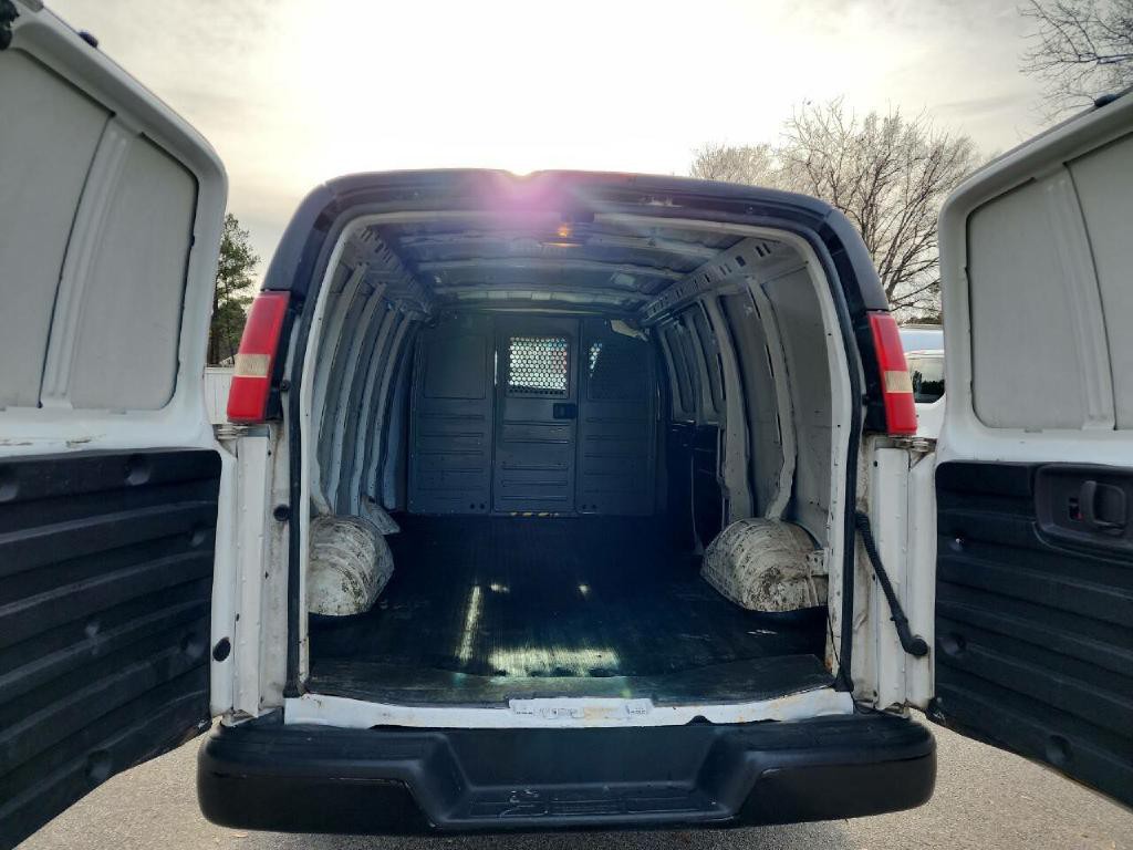 2010 Chevrolet Express Image 17