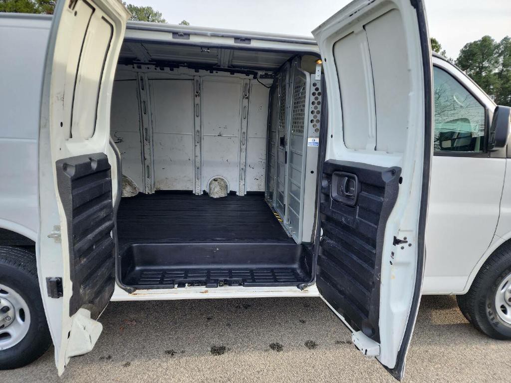 2010 Chevrolet Express Image 18