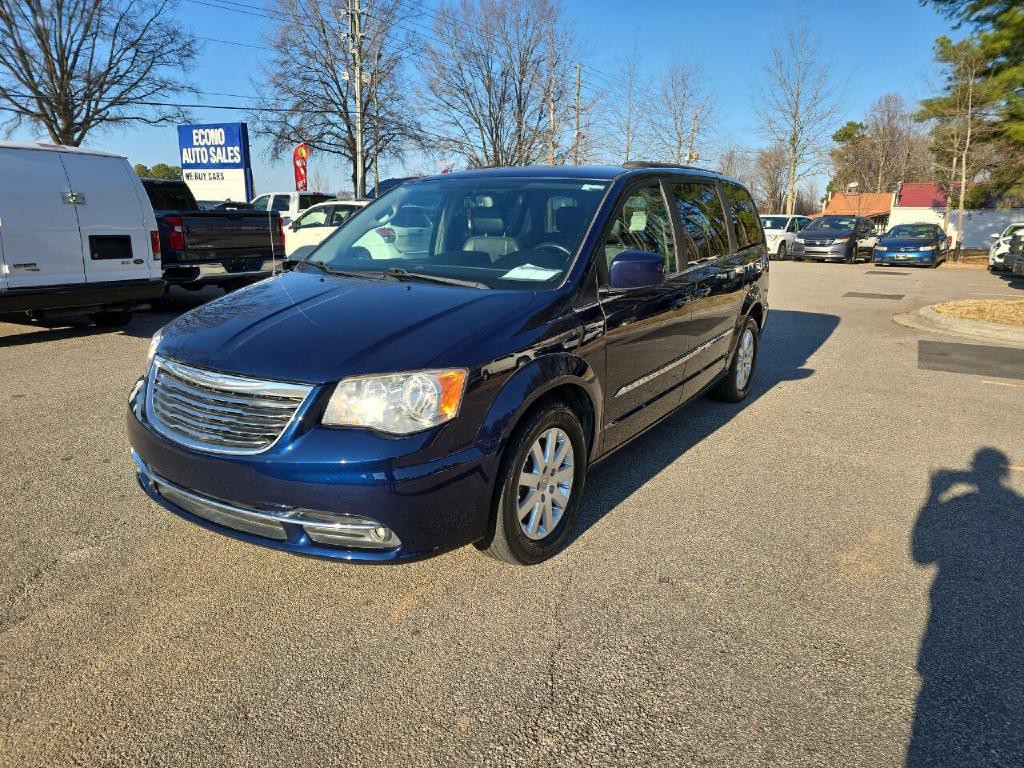 2015 Chrysler Town & Country Image 1