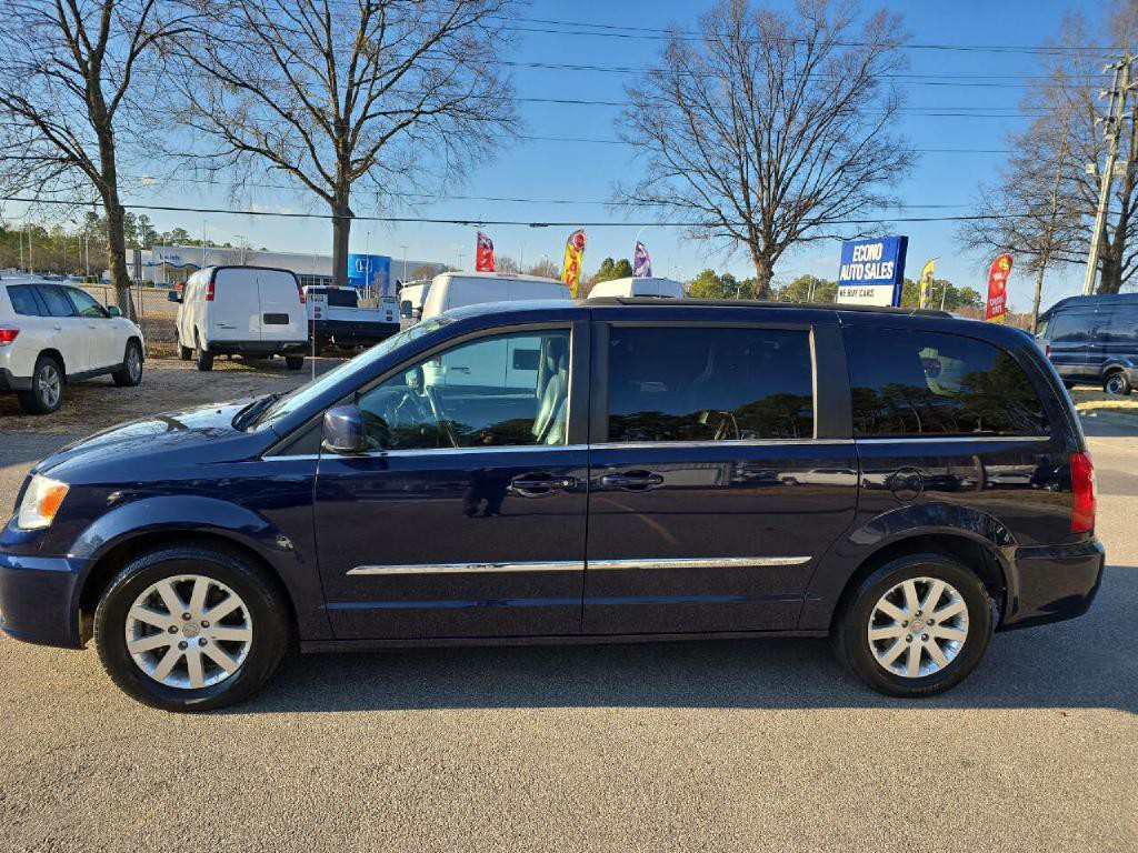 2015 Chrysler Town & Country Image 2
