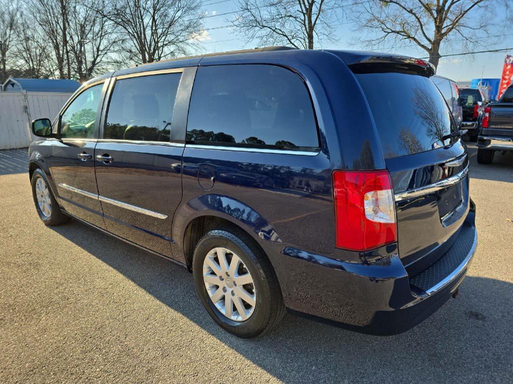 2015 Chrysler Town & Country Image 3