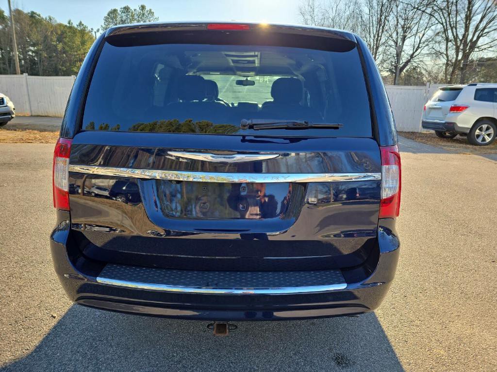 2015 Chrysler Town & Country Image 4