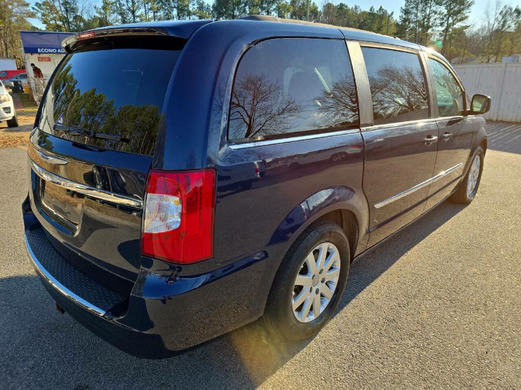 2015 Chrysler Town & Country Image 5