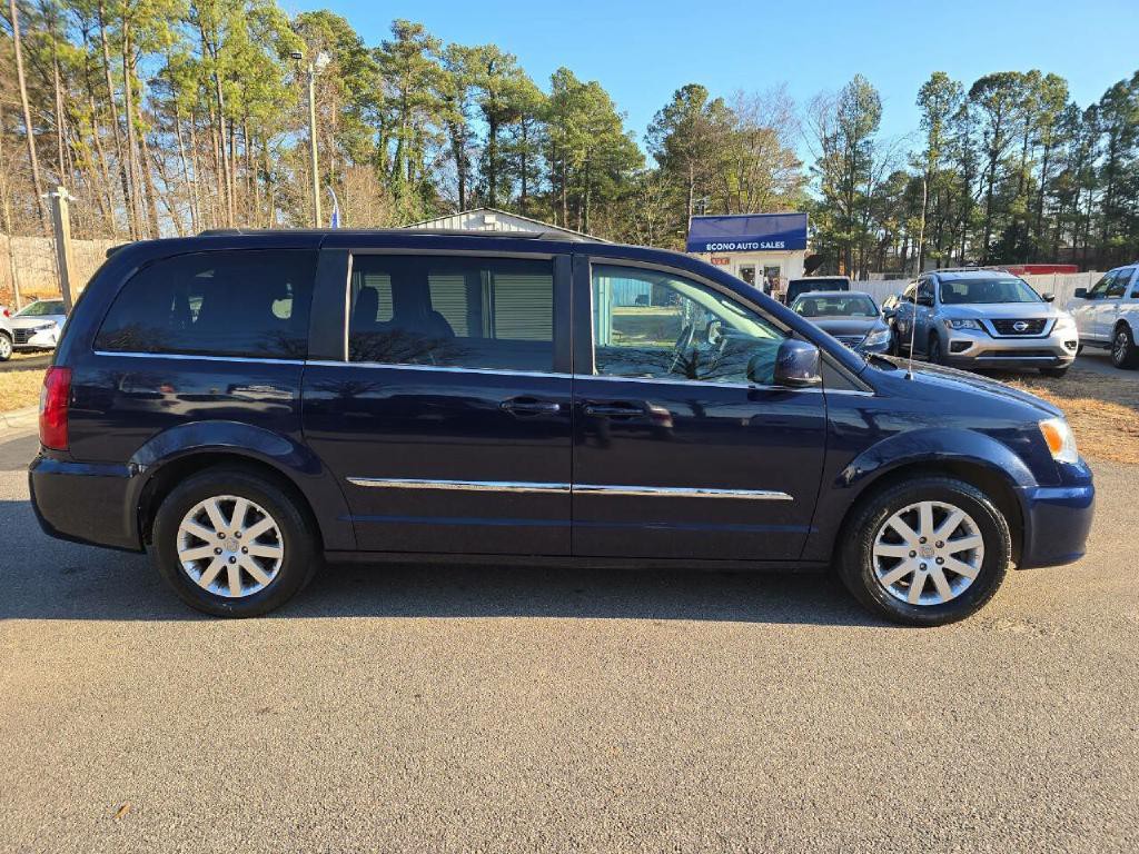 2015 Chrysler Town & Country Image 6