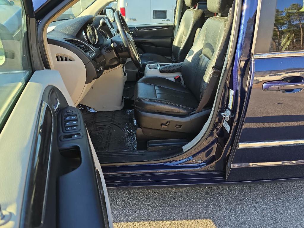 2015 Chrysler Town & Country Image 9