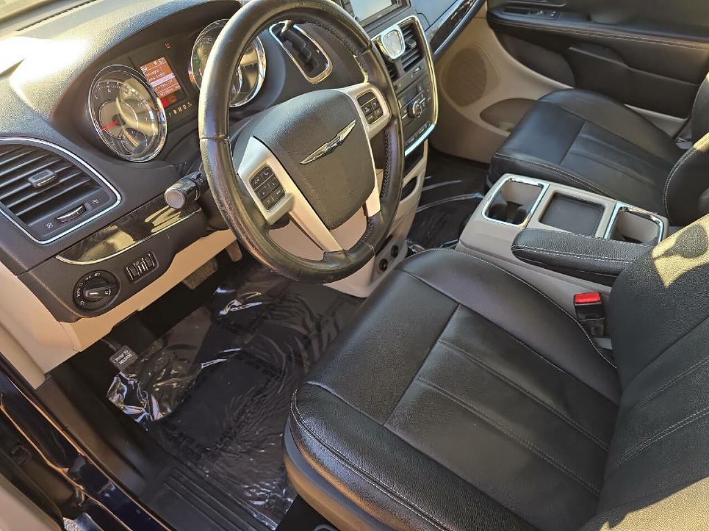 2015 Chrysler Town & Country Image 10