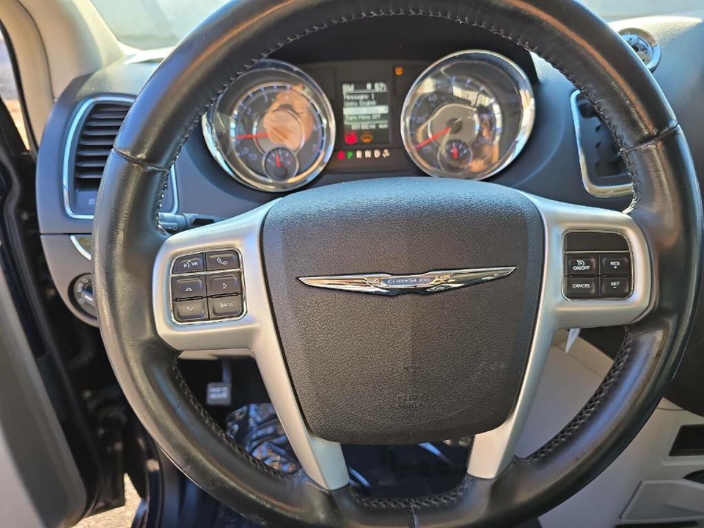 2015 Chrysler Town & Country Image 11