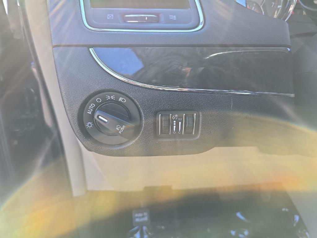 2015 Chrysler Town & Country Image 12