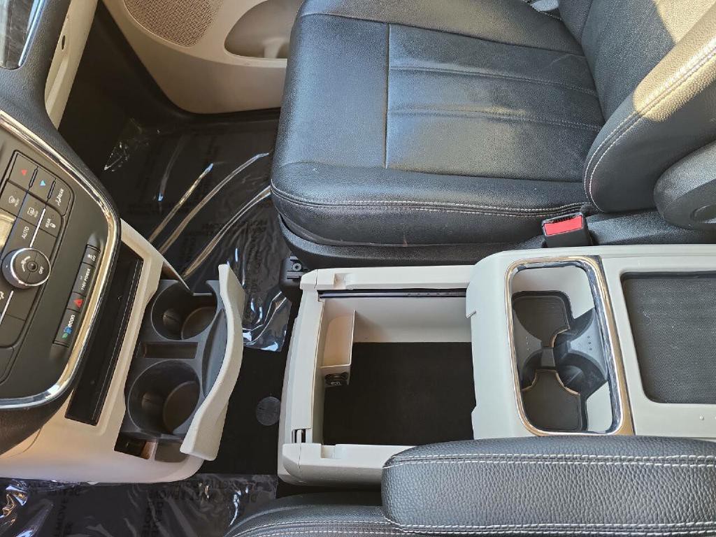 2015 Chrysler Town & Country Image 13