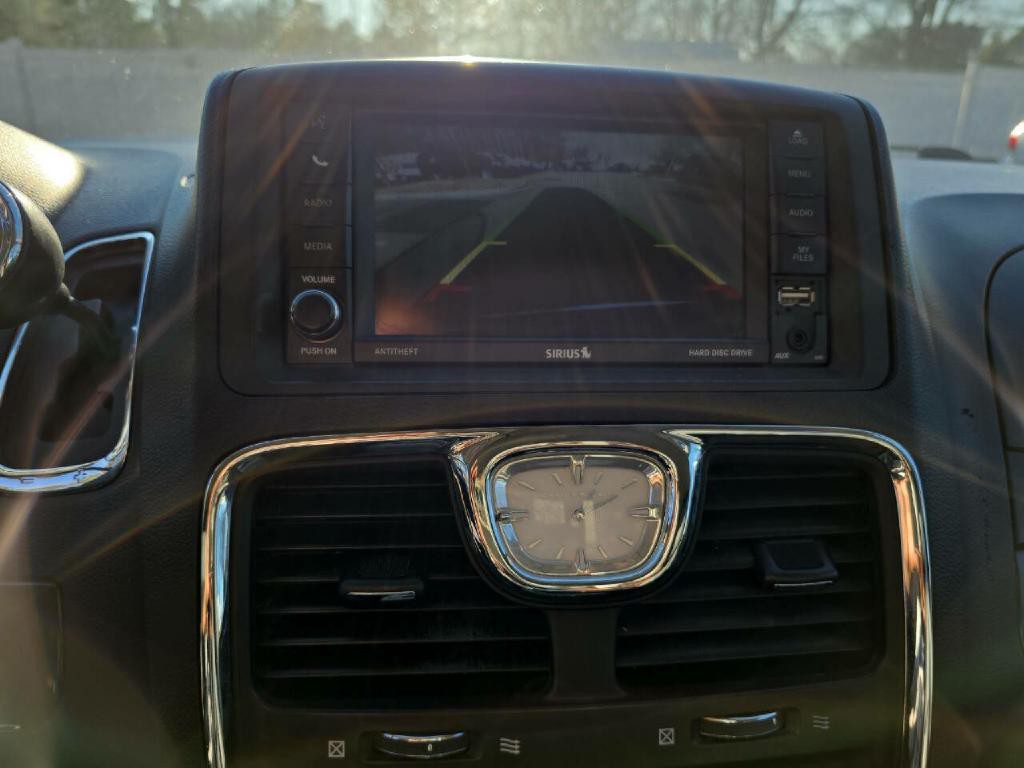 2015 Chrysler Town & Country Image 15