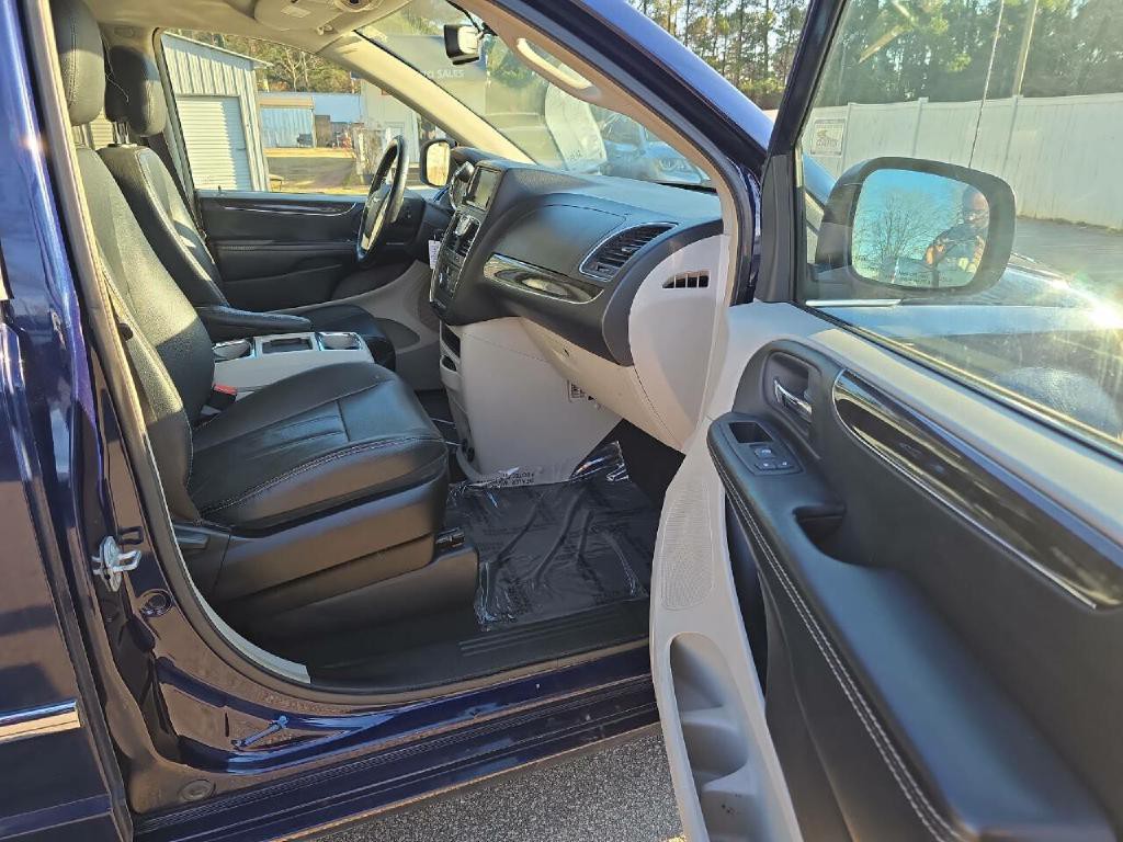 2015 Chrysler Town & Country Image 16