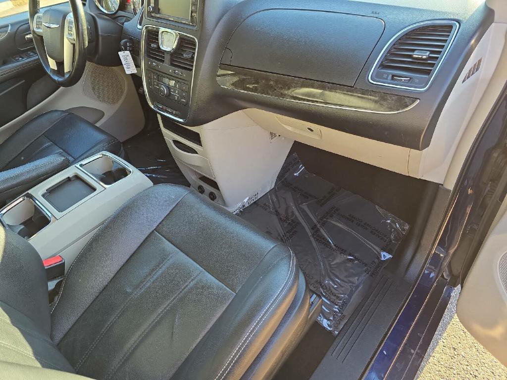 2015 Chrysler Town & Country Image 17