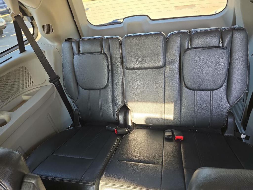 2015 Chrysler Town & Country Image 25