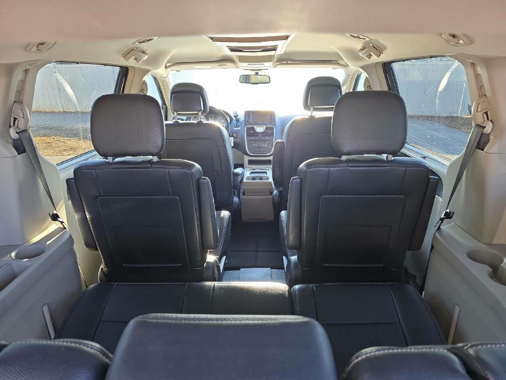 2015 Chrysler Town & Country Image 26