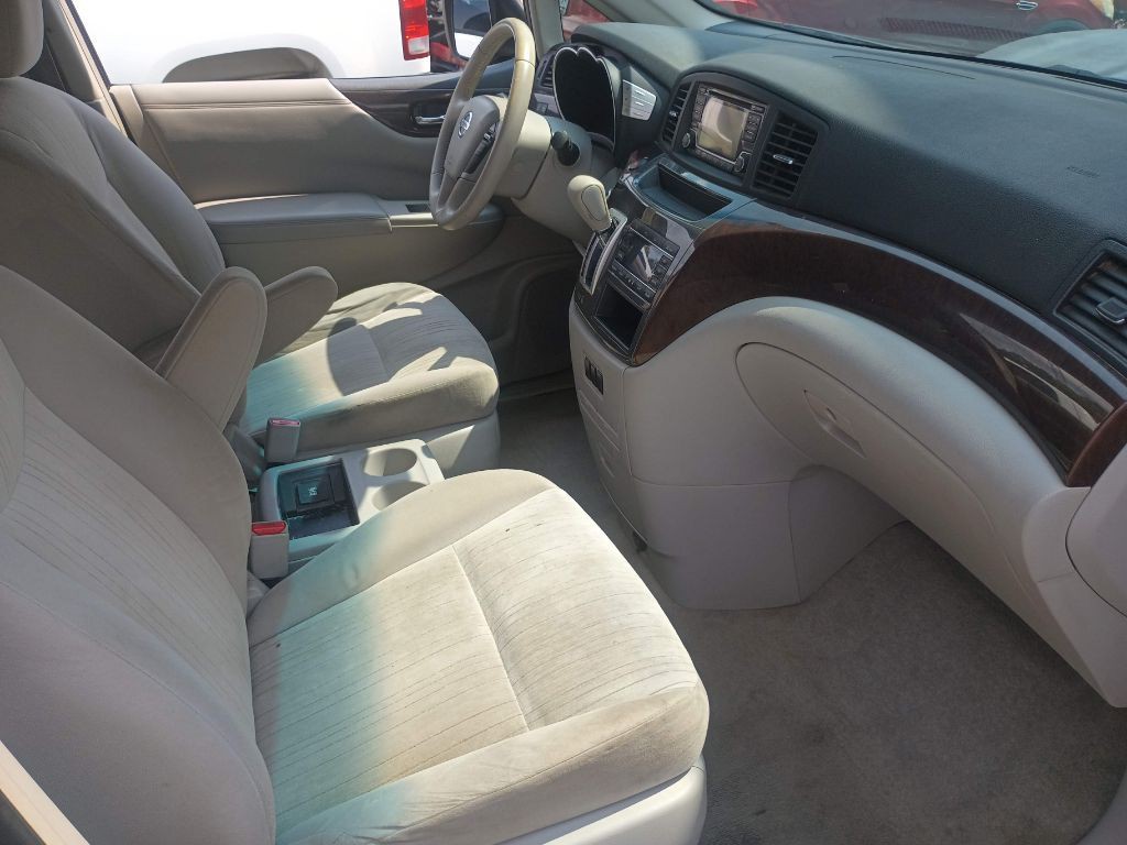 2015 Nissan Quest Image 12