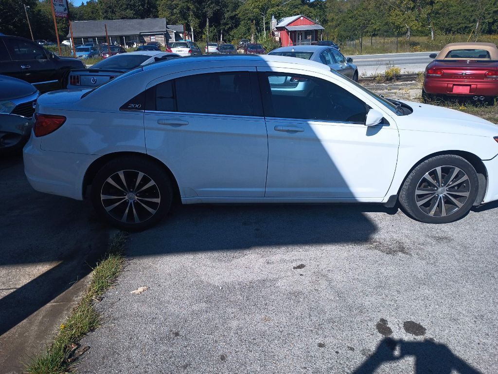 2011 Chrysler 200 Image 2