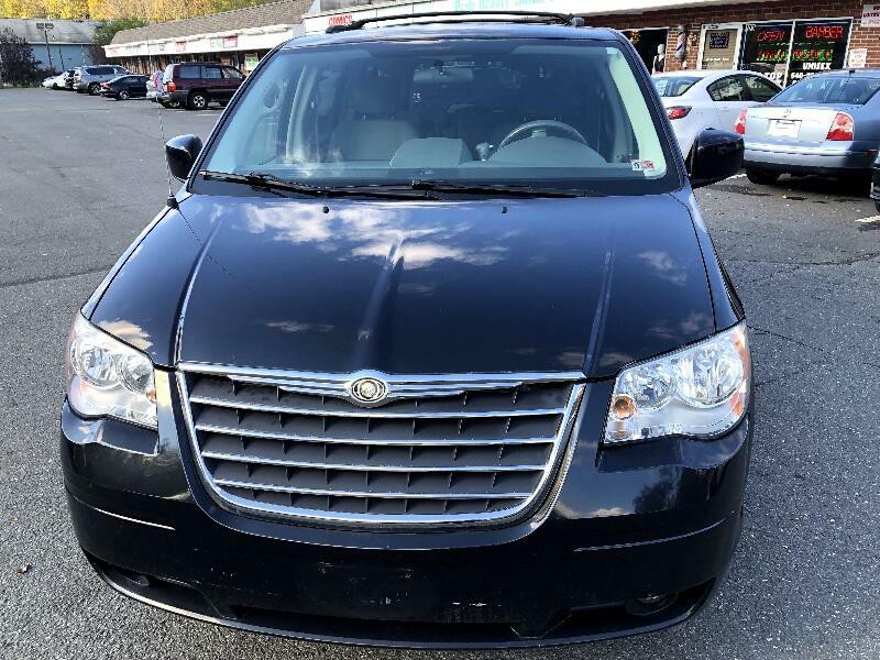2010 Chrysler Town & Country Image 2
