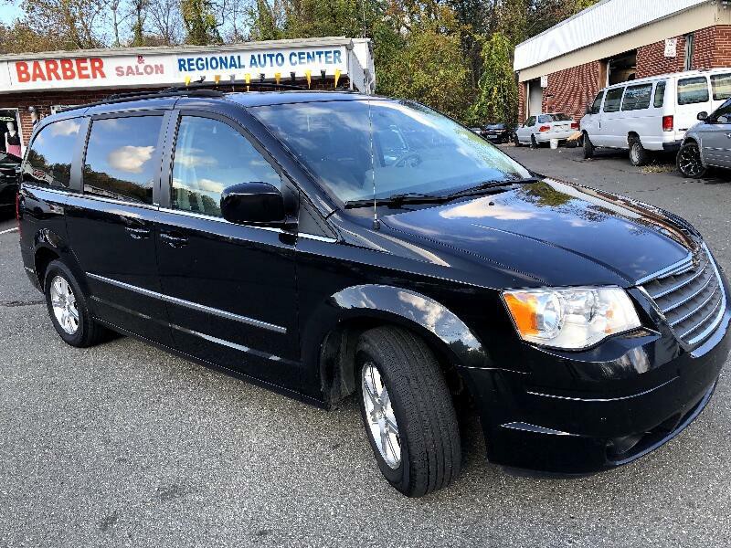 2010 Chrysler Town & Country Image 3
