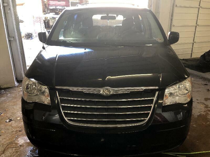 2010 Chrysler Town & Country Image 4