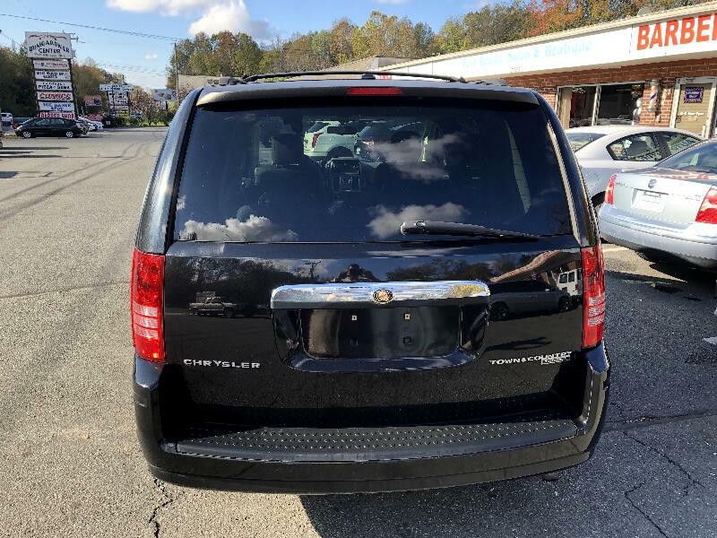 2010 Chrysler Town & Country Image 6