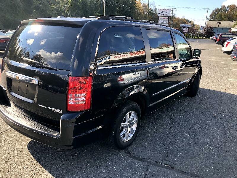 2010 Chrysler Town & Country Image 7