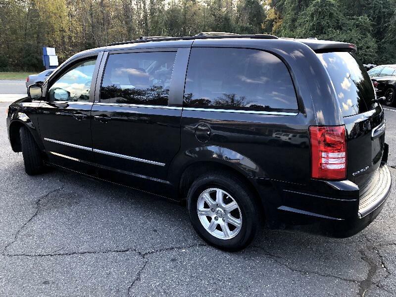 2010 Chrysler Town & Country Image 9