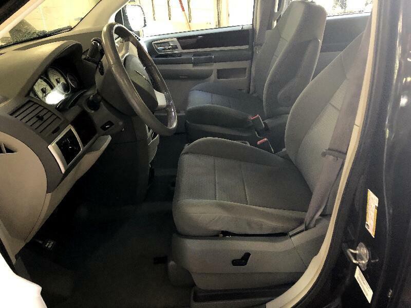 2010 Chrysler Town & Country Image 10