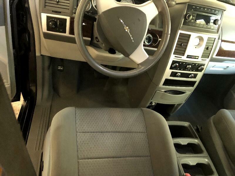 2010 Chrysler Town & Country Image 11