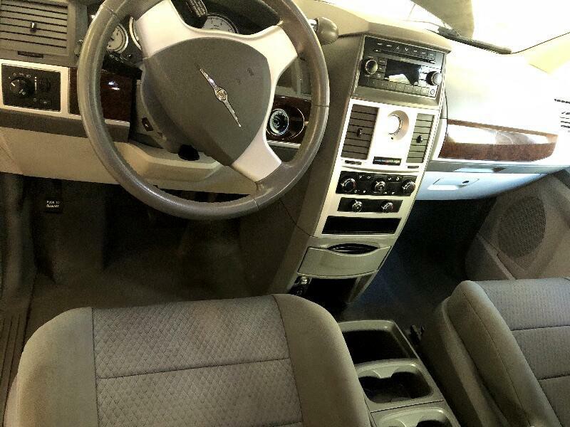 2010 Chrysler Town & Country Image 13