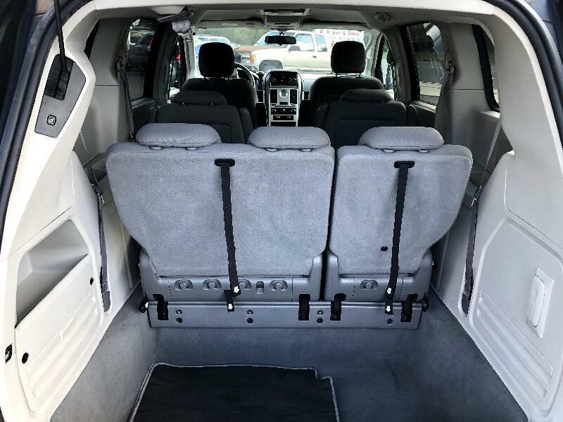 2010 Chrysler Town & Country Image 17
