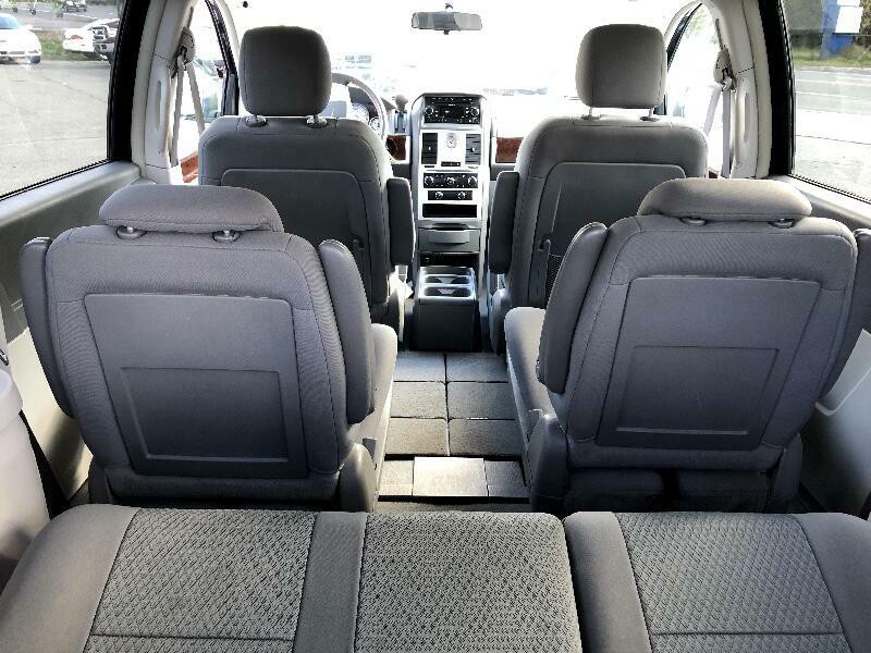 2010 Chrysler Town & Country Image 18