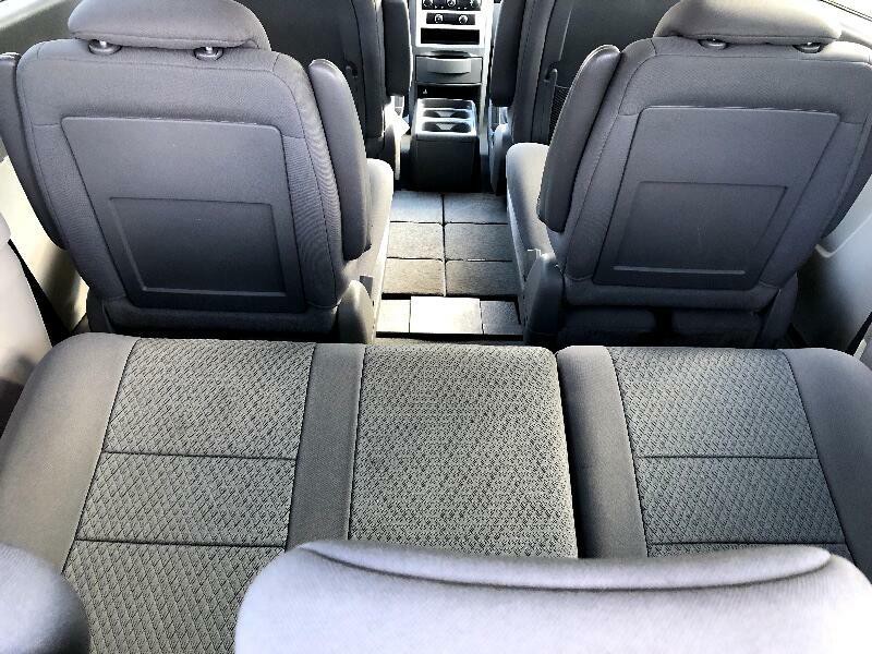 2010 Chrysler Town & Country Image 21